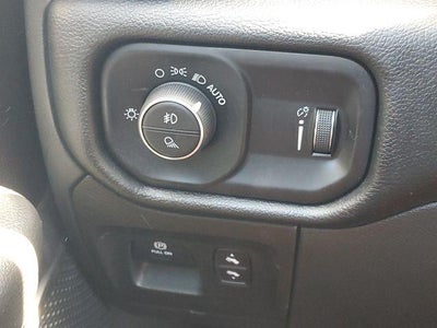 2022 RAM 1500 Big Horn Crew Cab 4x4 5'7" Box