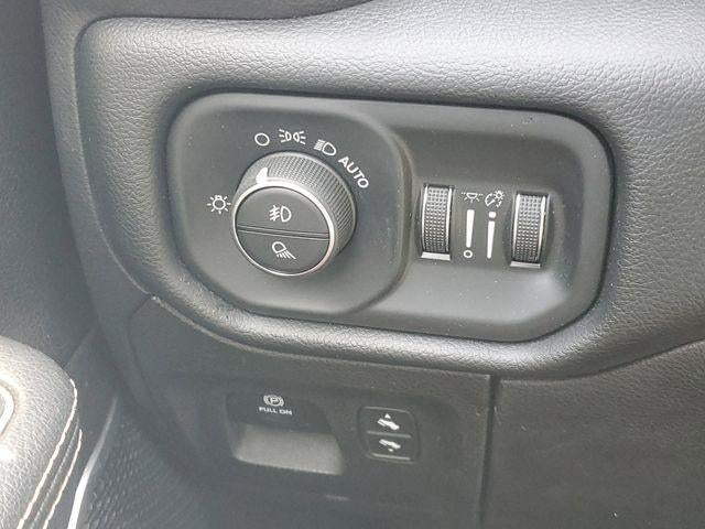 2020 RAM 1500 Laramie Crew Cab 4x4 5'7" Box